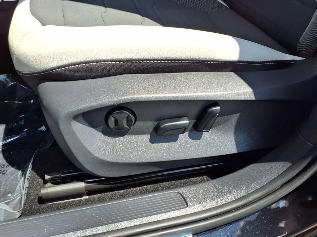 Used 2026 Volkswagen Taos SE FWD image 25