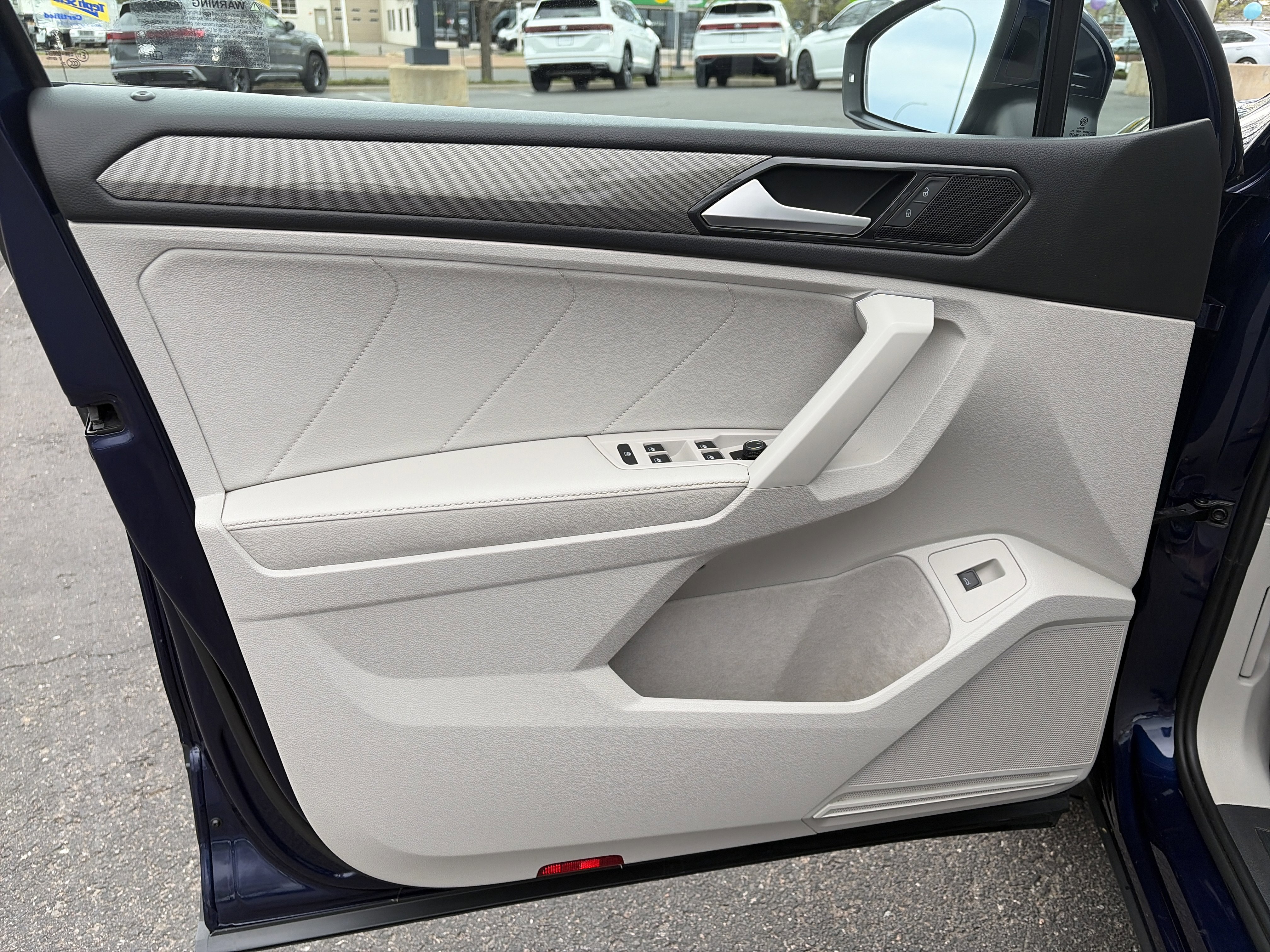 Used 2022 Volkswagen Tiguan SE image 14