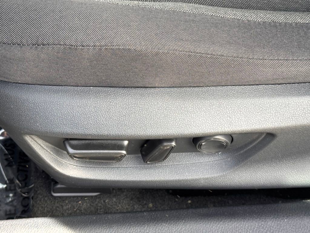 Used 2025 Toyota Camry LE w/ Convenience Package image 18