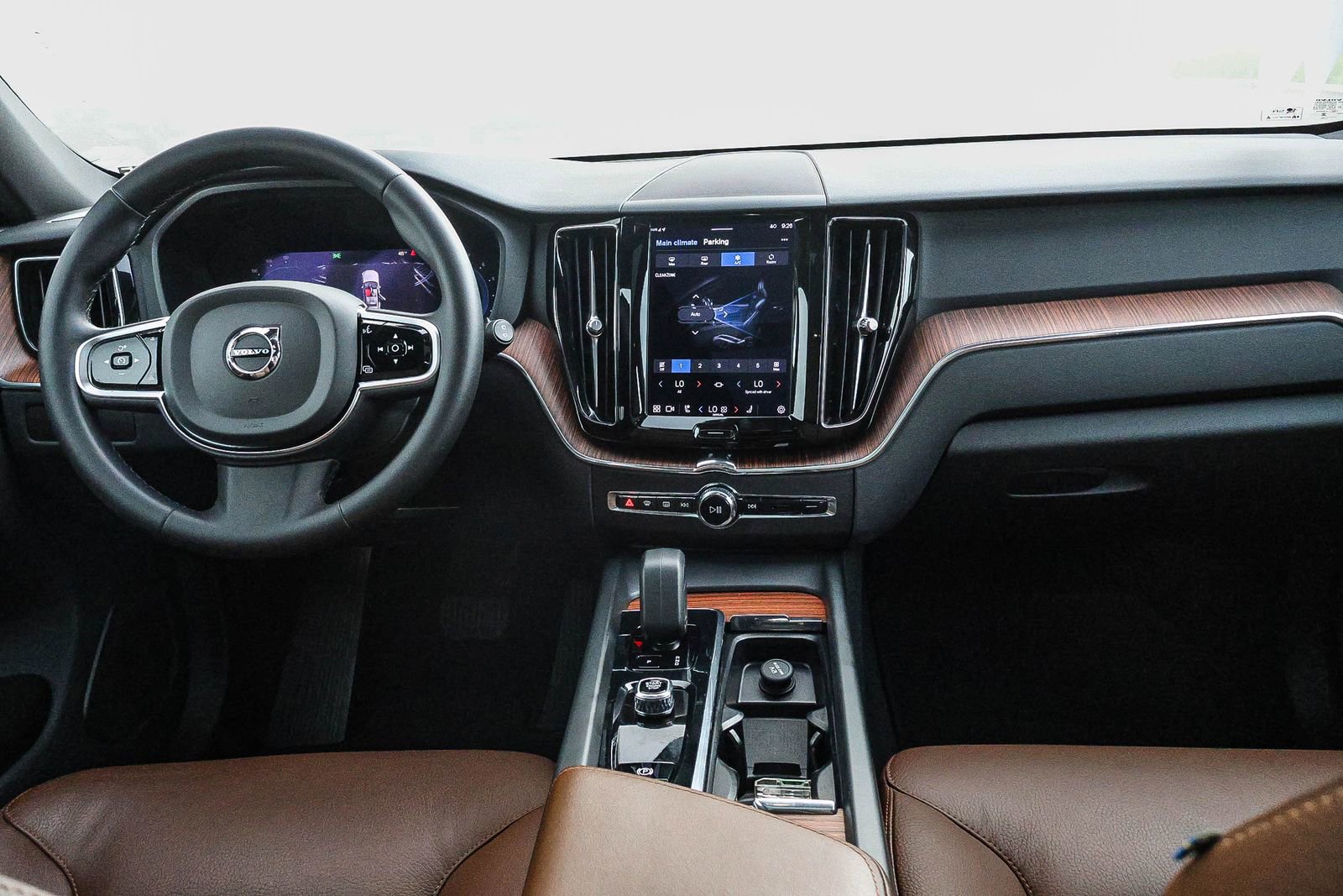 Used 2023 Volvo XC60 B5 Plus image 23