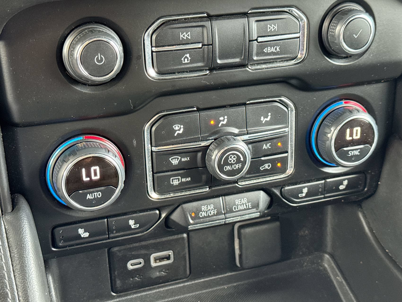 Used 2024 Chevrolet Suburban LT AWD/4WD image 19