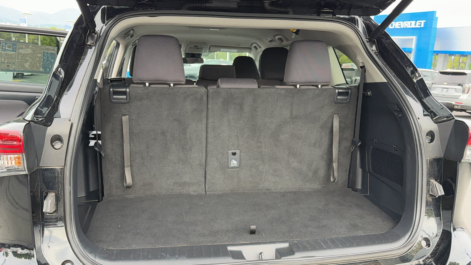 Used 2025 Toyota Highlander LE FWD image 27