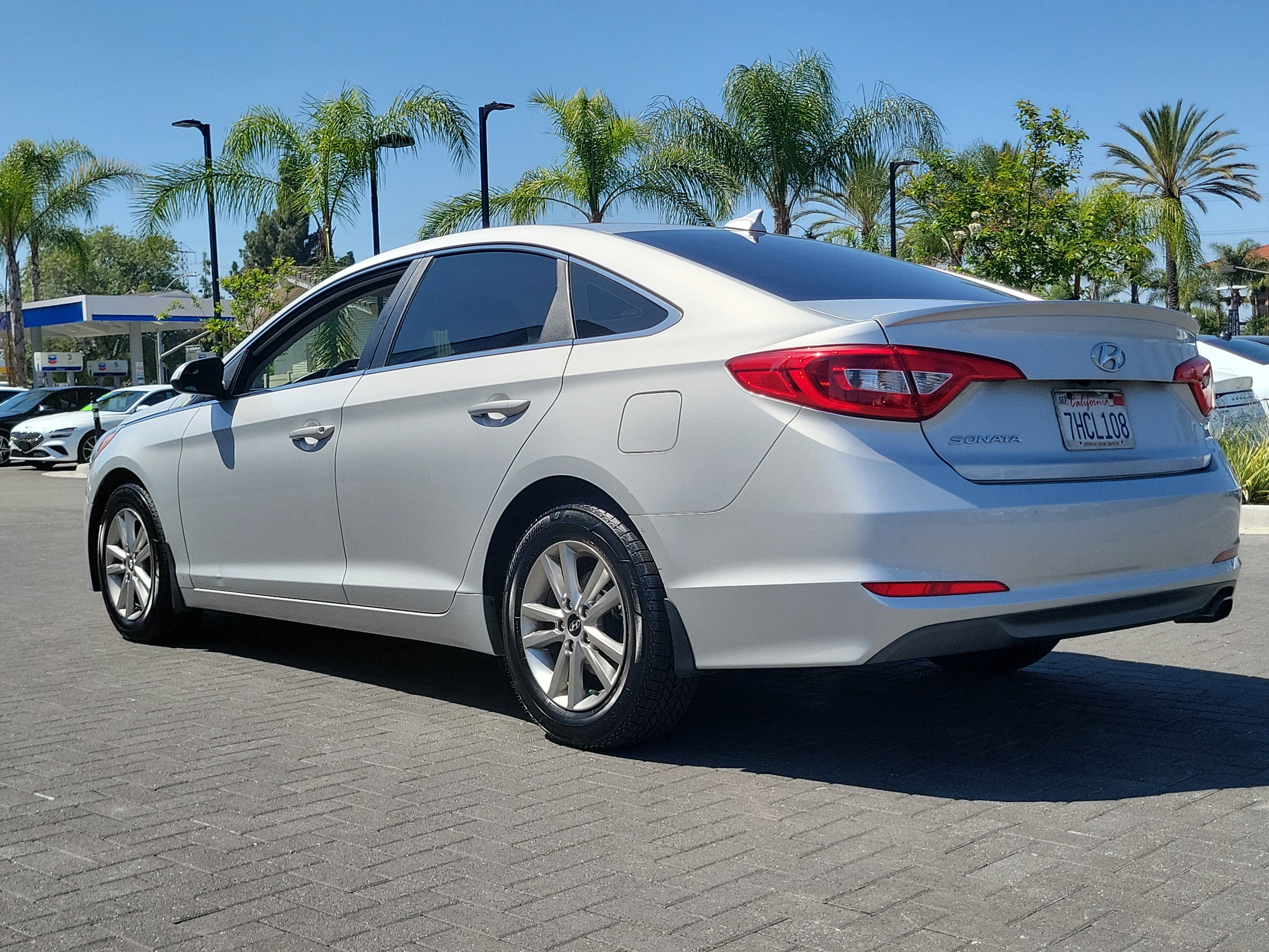 Used 2015 Hyundai Sonata SE w/ Option Group 02 image 6