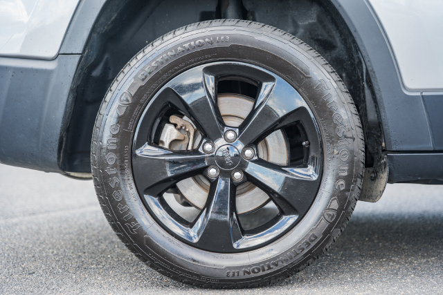 Used 2019 Jeep Cherokee Latitude Plus AWD/4WD image 18