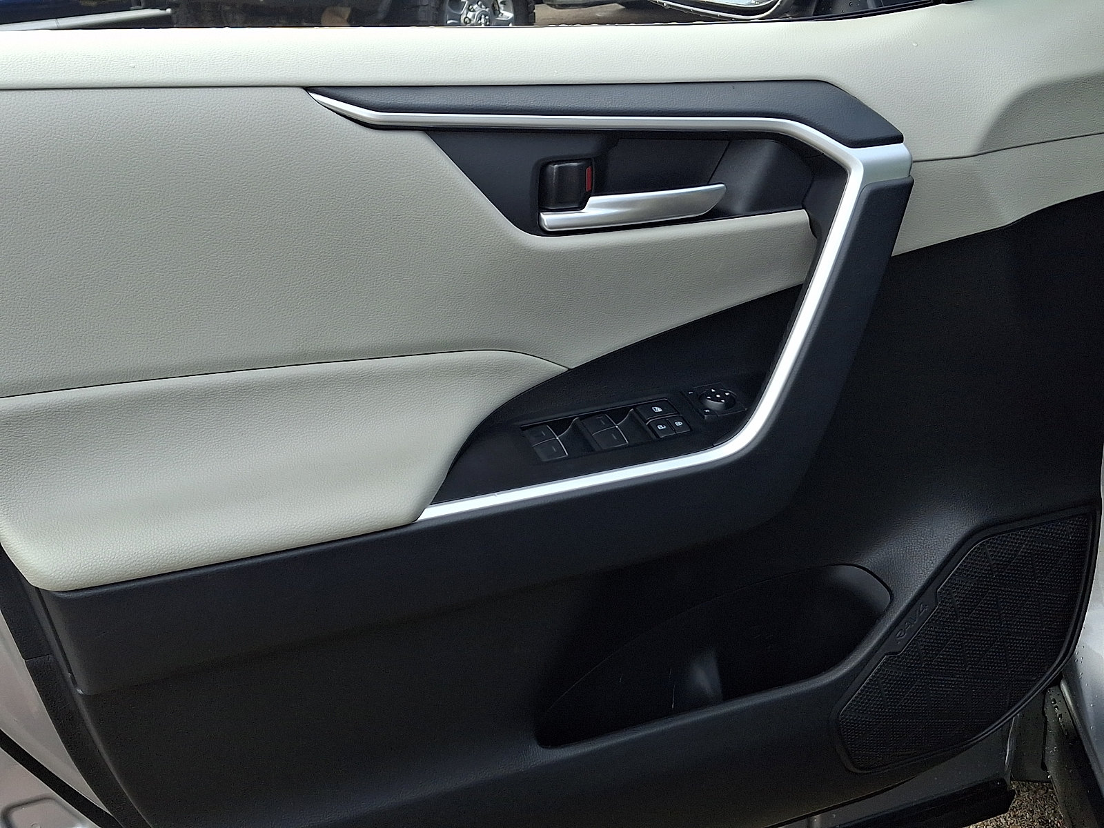 Used 2025 Toyota RAV4 XLE w/ Convenience Package FWD image 12
