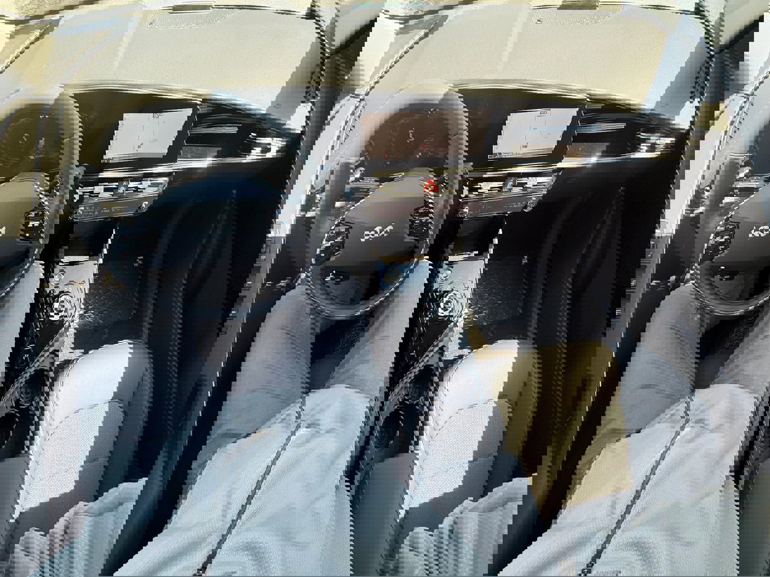 New 2025 Kia Niro EX w/ EX Cold Weather Package image 15