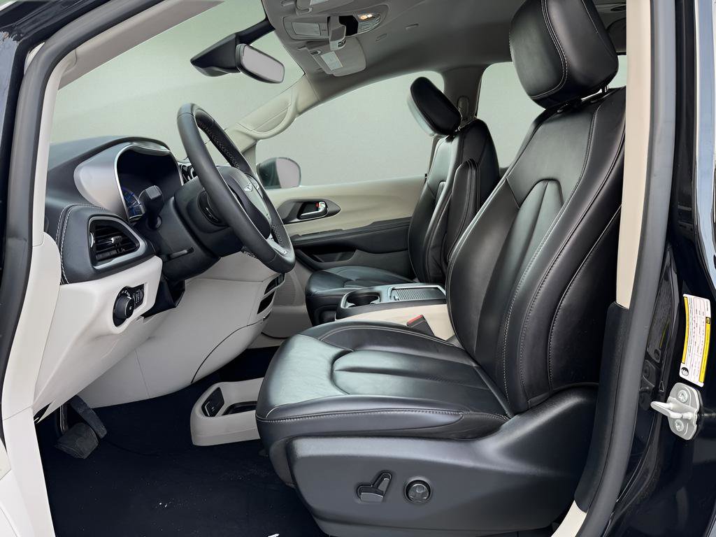 Used 2023 Chrysler Pacifica Touring-L image 17