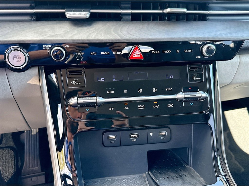 Used 2024 Kia Carnival EX image 17