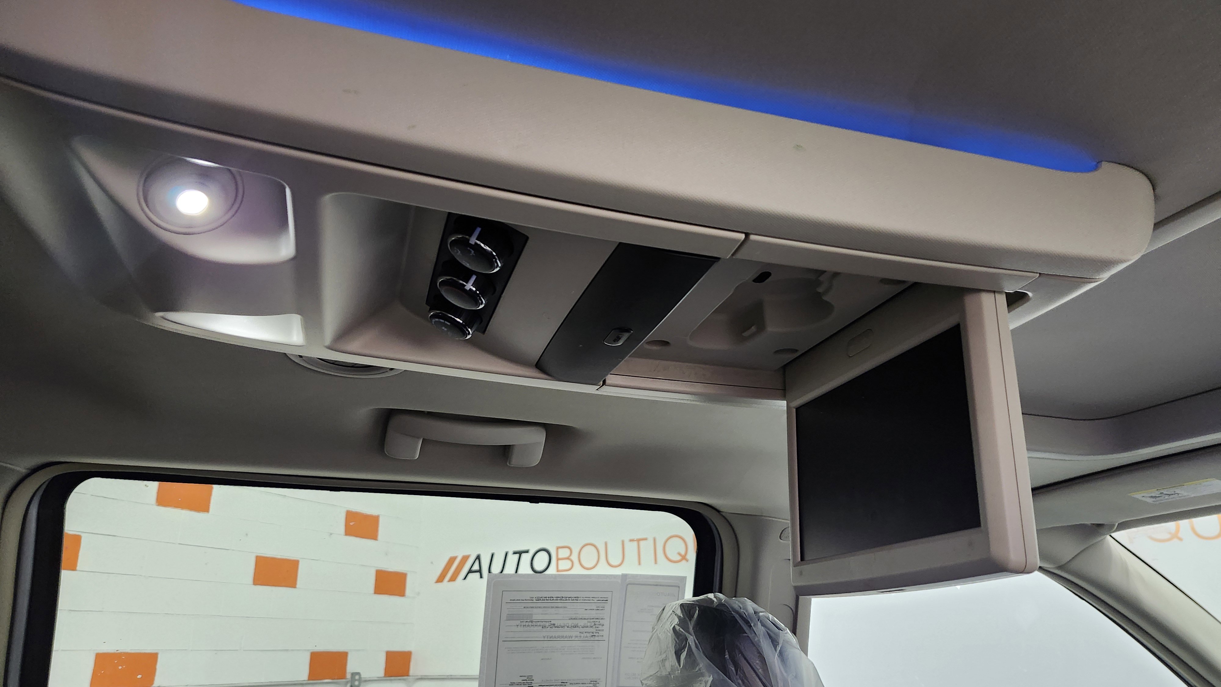 Used 2014 Chrysler Town & Country Touring-L image 22