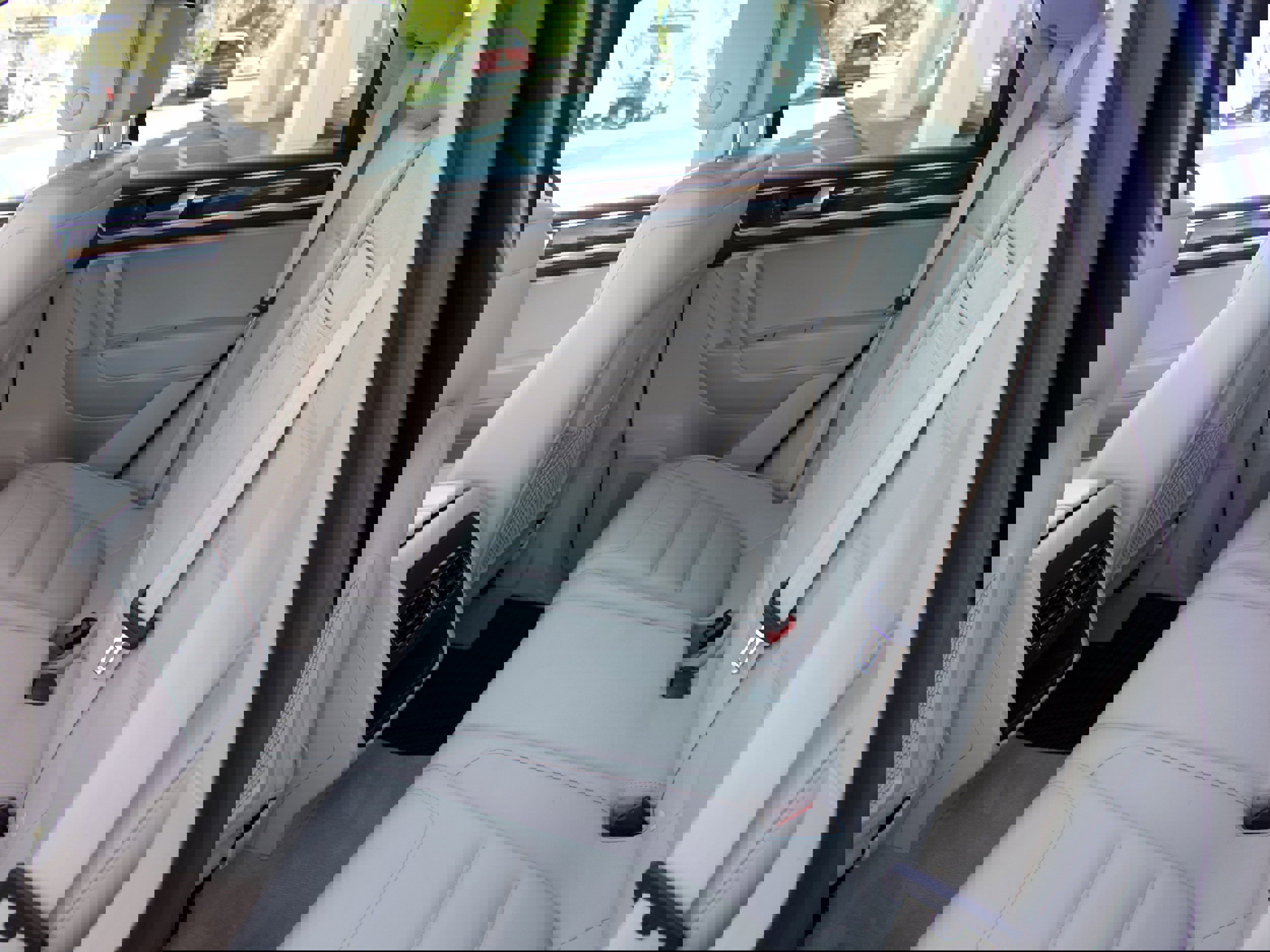 Used 2012 Volkswagen Touareg TDI image 26