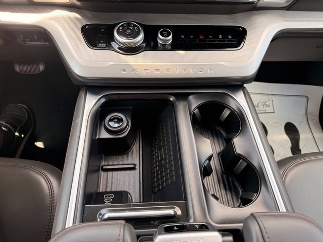 Used 2025 Ford Expedition Active AWD/4WD image 6