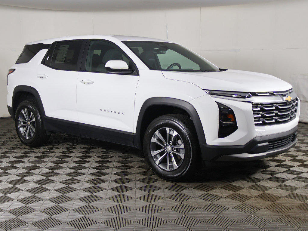 Used 2026 Chevrolet Equinox LT FWD image 2