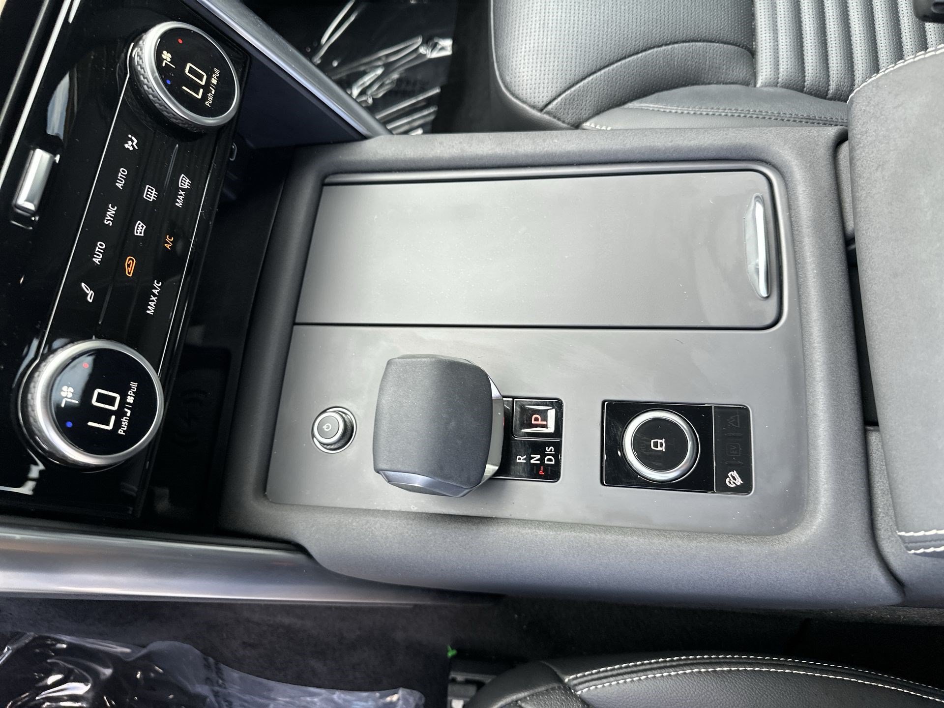 Used 2024 Land Rover Discovery Dynamic SE AWD/4WD image 20