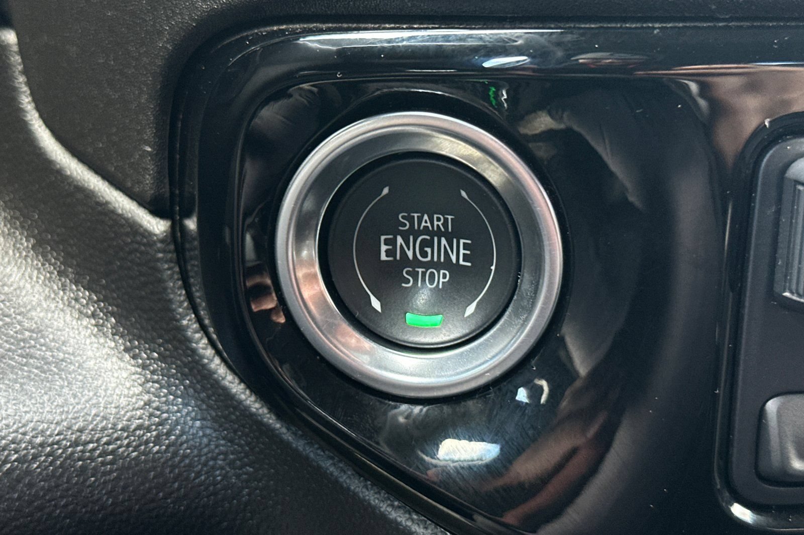 Used 2025 Chevrolet Silverado 1500 LT AWD/4WD image 32