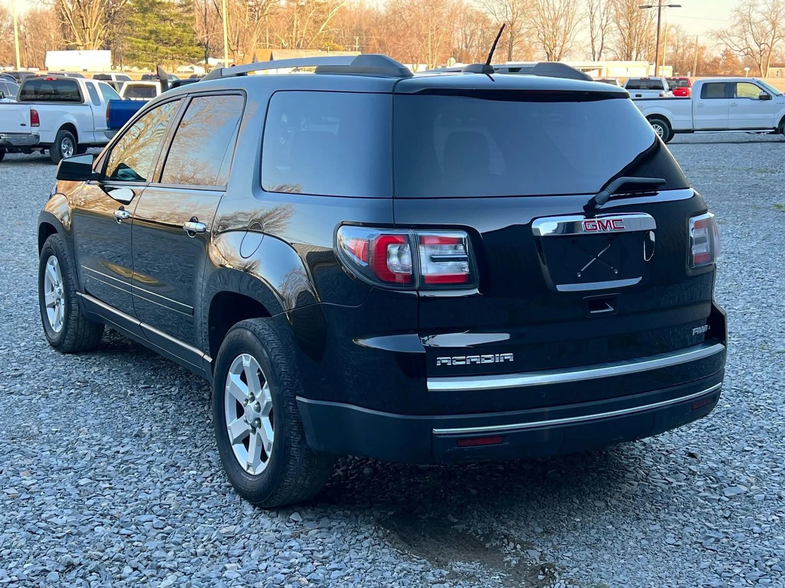 Used 2016 GMC Acadia SLE image 3