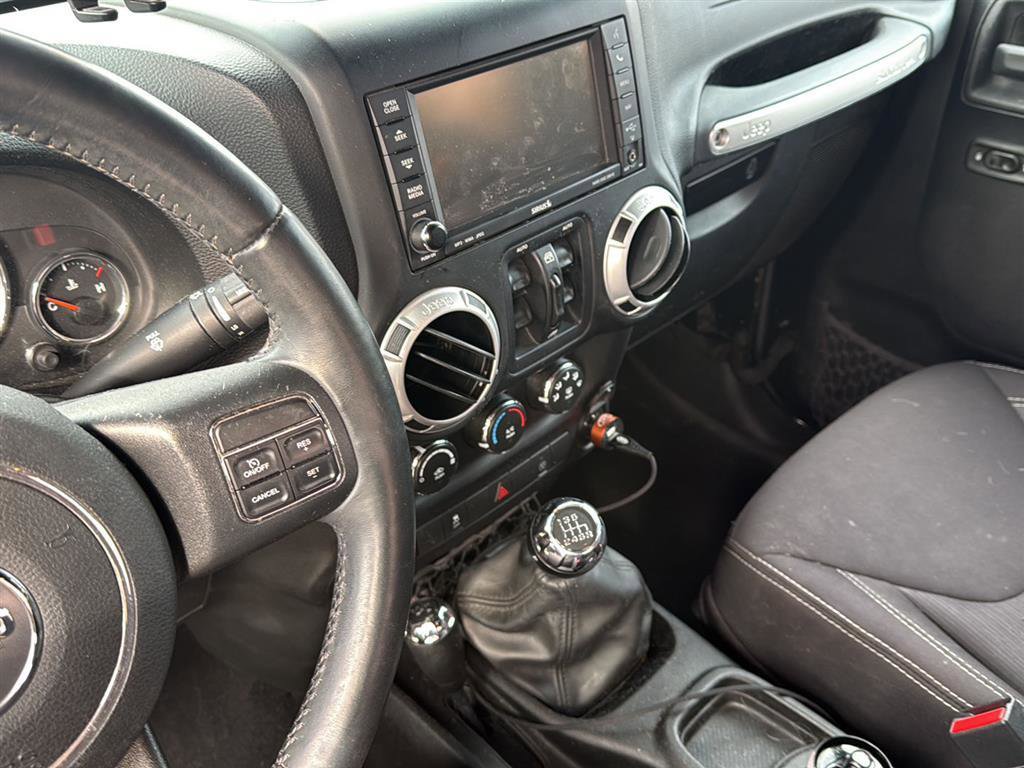 Used 2014 Jeep Wrangler Unlimited Sahara w/ Max Tow Package image 15