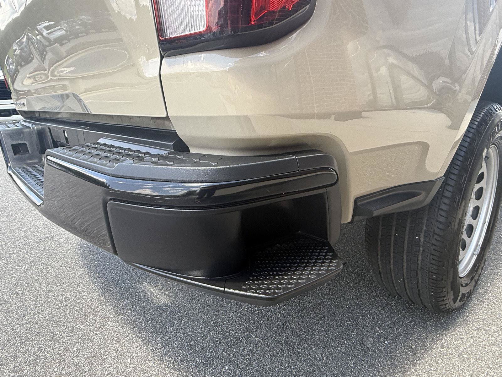 Used 2024 Chevrolet Colorado W/T RWD image 24