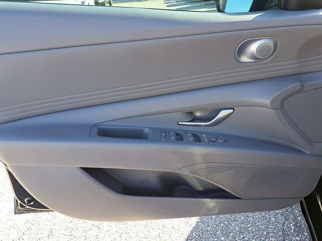 Used 2023 Hyundai Elantra SEL w/ Convenience Package image 12