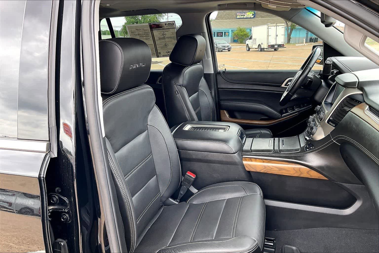 Used 2020 GMC Yukon Denali w/ Denali Premium Package RWD image 13