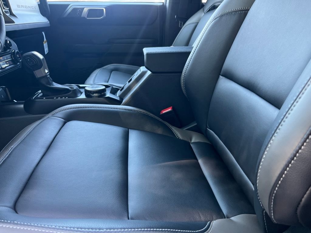 New 2025 Ford Bronco Outer Banks w/ Black Appearance Package image 14