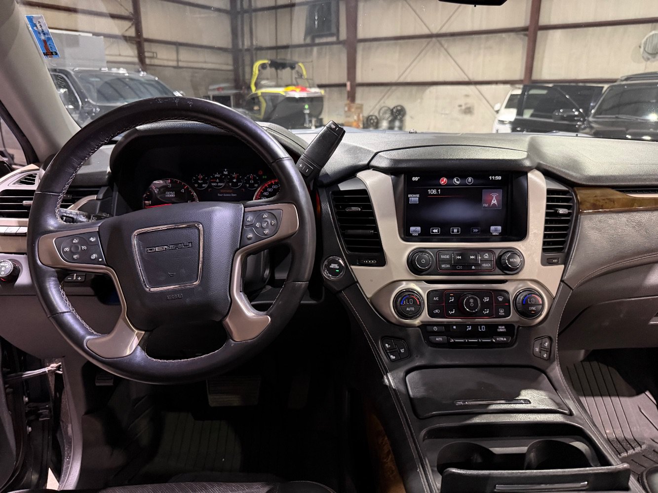 Used 2015 GMC Yukon XL Denali w/ Touring Package RWD image 30