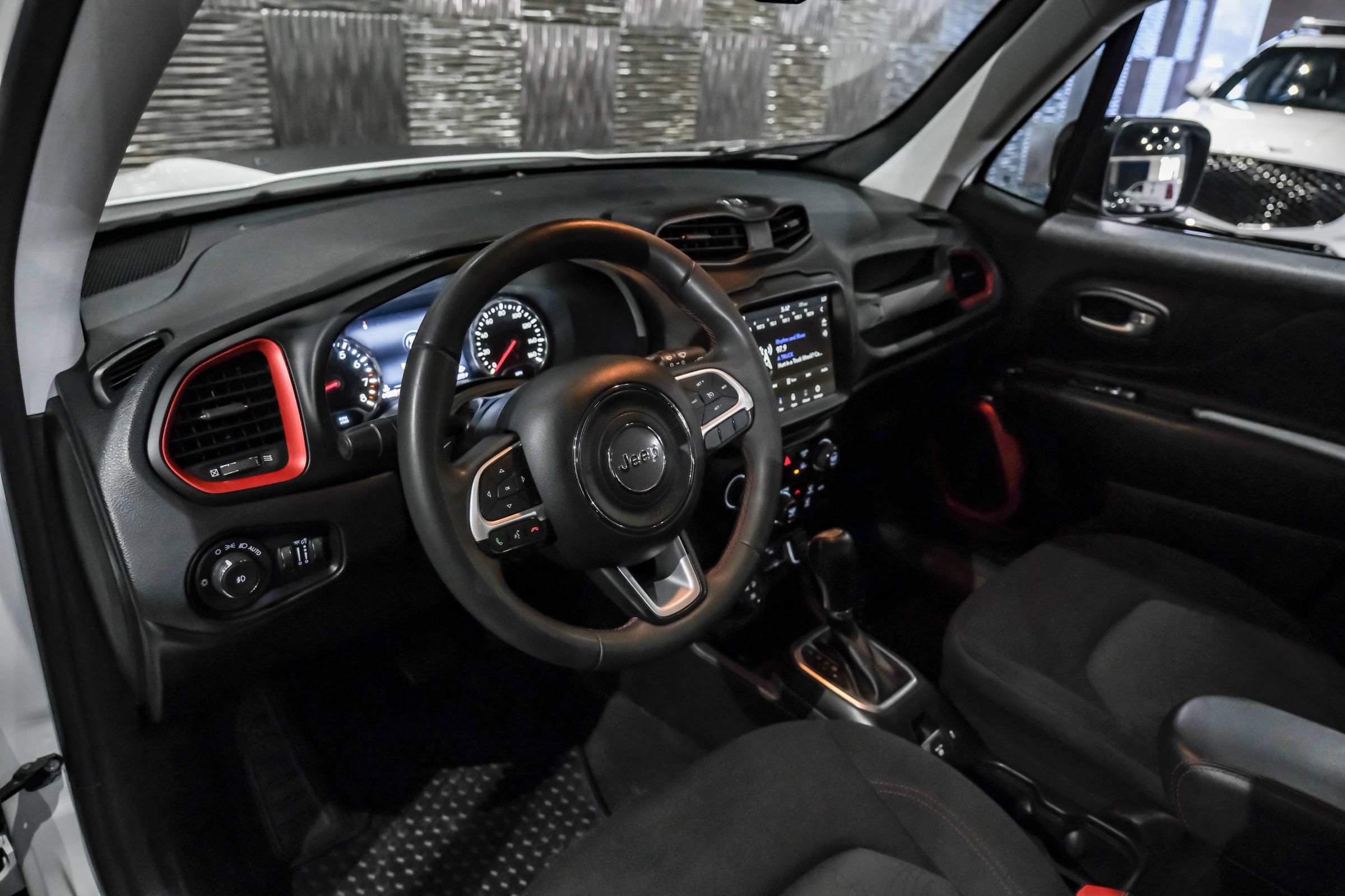 Used 2023 Jeep Renegade Trailhawk AWD/4WD image 3