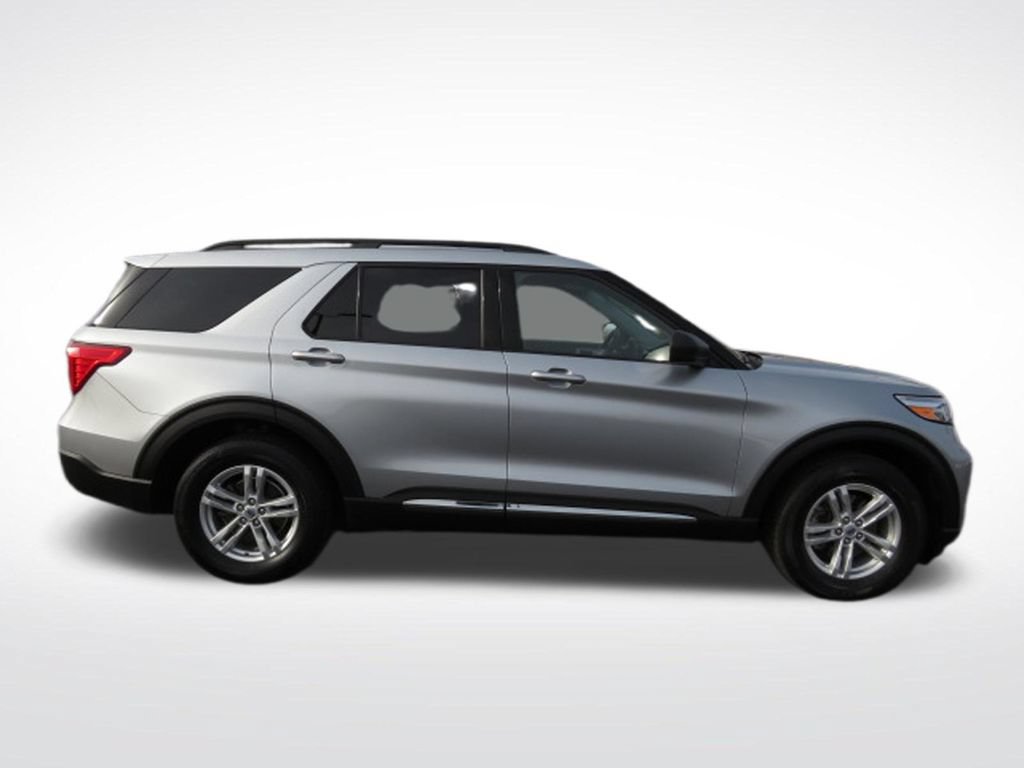 Certified 2022 Ford Explorer XLT w/ Equipment Group 202A AWD/4WD image 9