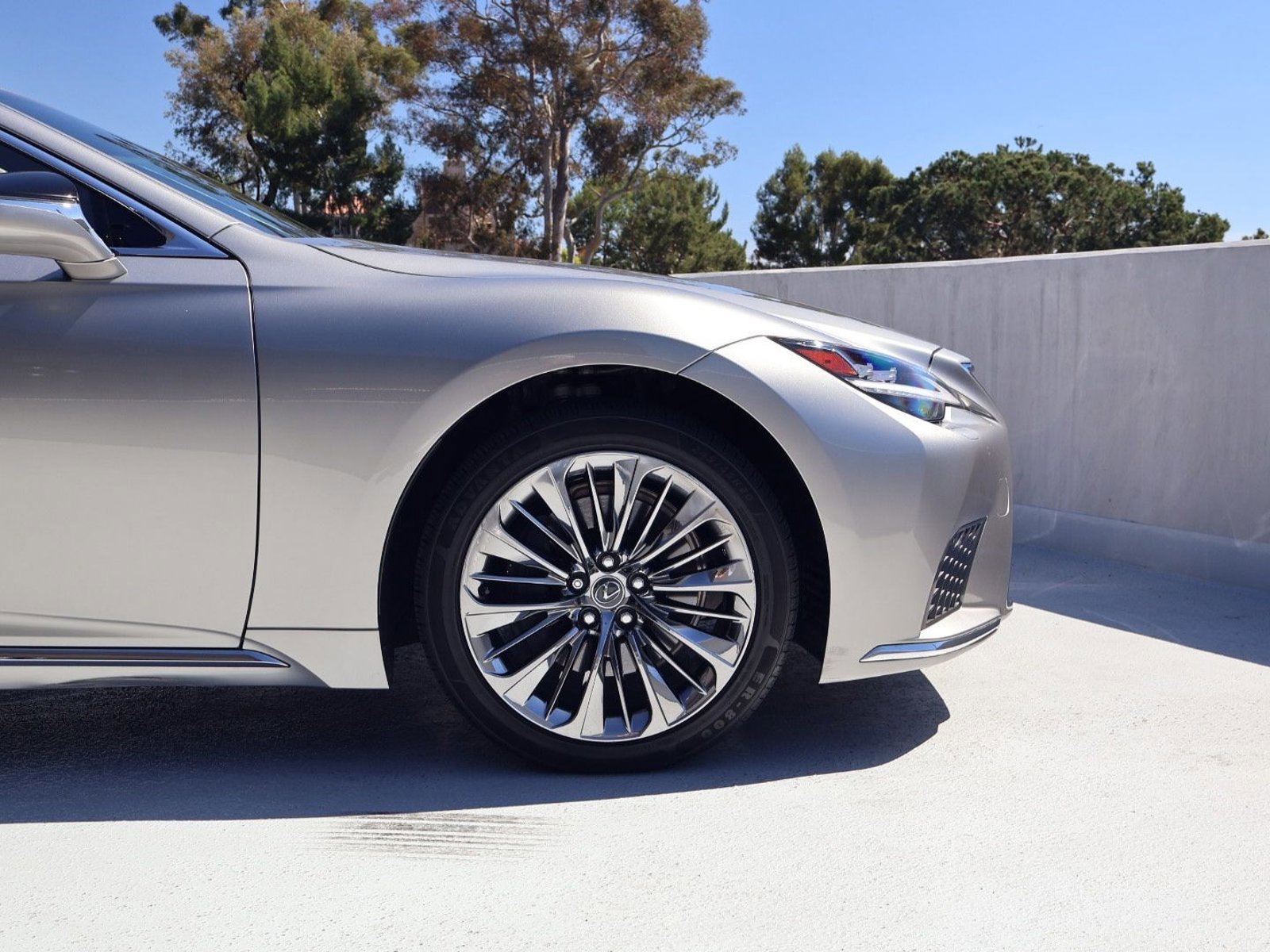 Used 2023 Lexus LS 500 w/ Accessory Package (Z2) image 11