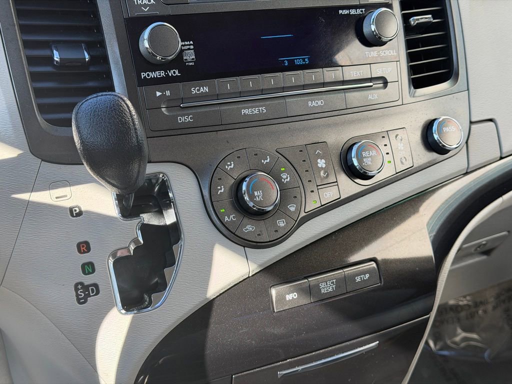 Used 2012 Toyota Sienna LE w/ Towing Pkg image 12