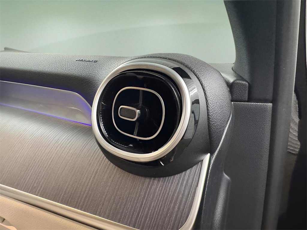 Used 2025 Mercedes-Benz GLC 300 image 32