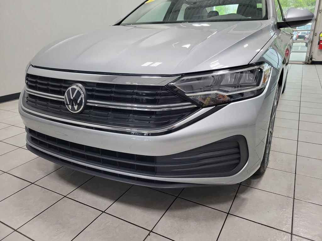 Used 2023 Volkswagen Jetta SE w/ Panoramic Sunroof Package FWD image 25