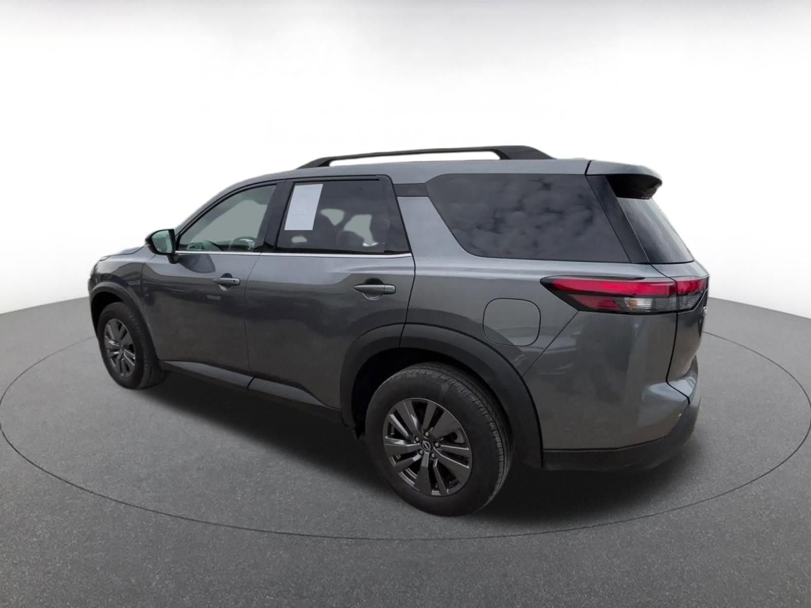 Used 2025 Nissan Pathfinder SV image 10