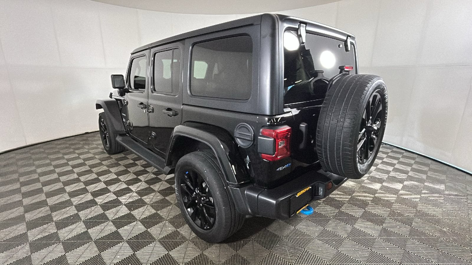 Used 2023 Jeep Wrangler Unlimited Sahara w/ Cold Weather Group AWD/4WD image 5