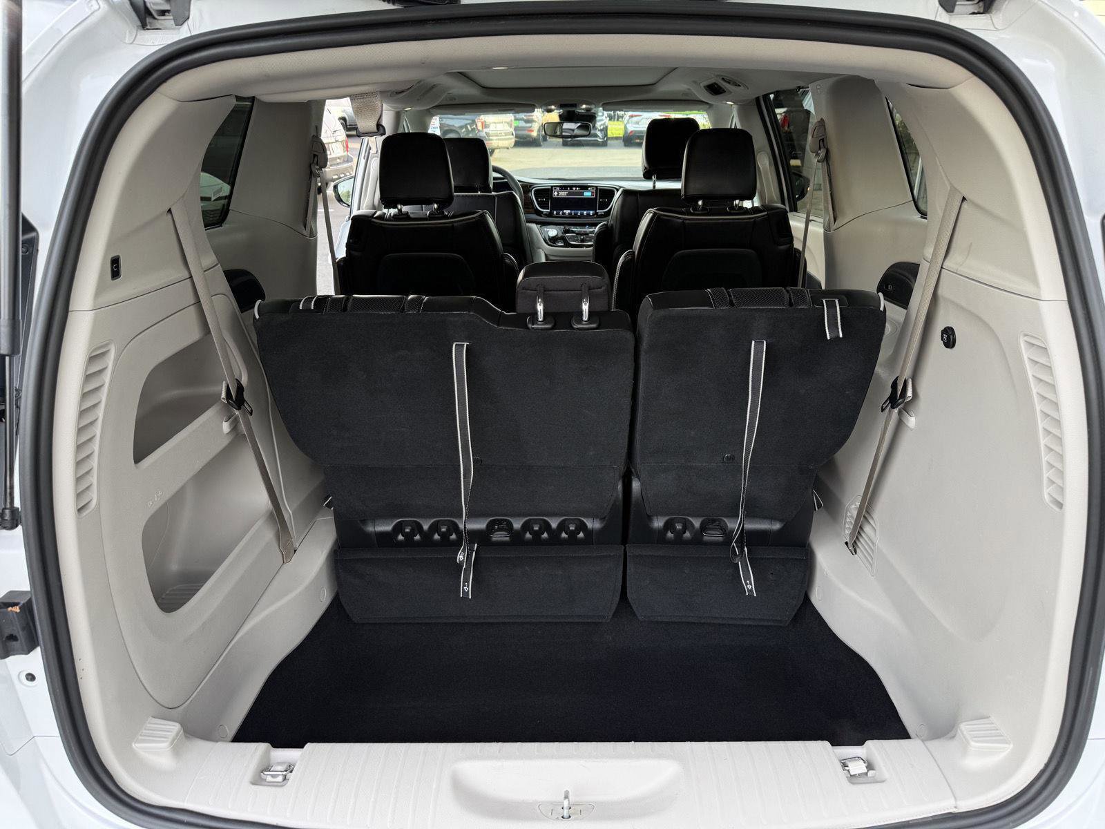 Used 2024 Chrysler Pacifica Limited image 13