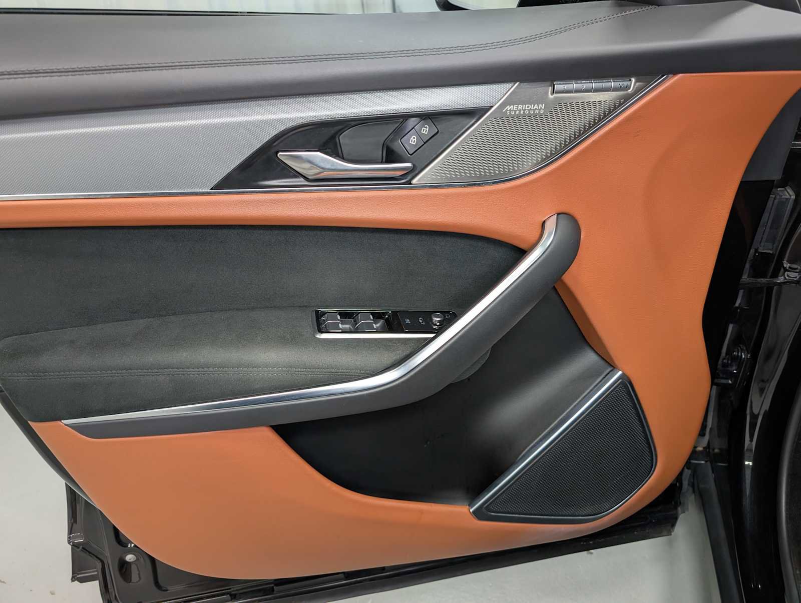 Used 2021 Jaguar F-PACE SVR image 37