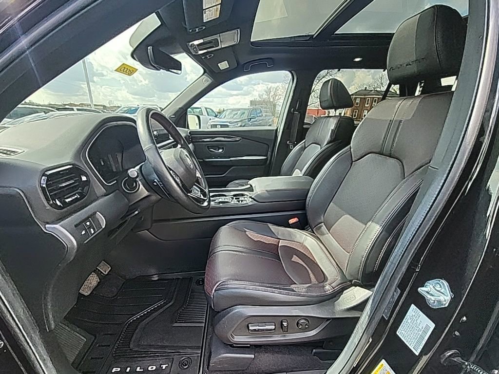 Certified 2025 Honda Pilot Black Edition image 14