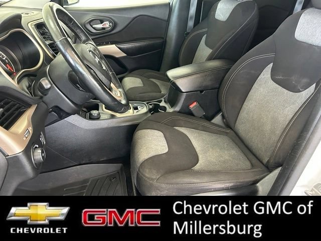 Used 2018 Jeep Cherokee Latitude w/ Altitude Package AWD/4WD image 14