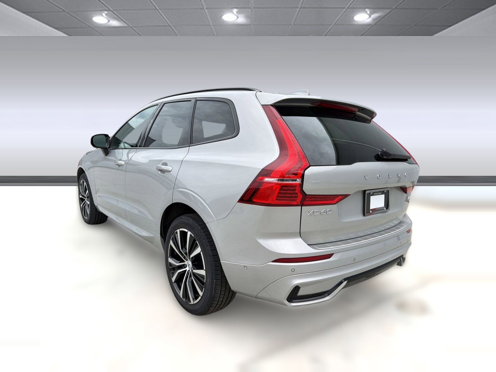 Used 2023 Volvo XC60 B5 Plus w/ Climate Package AWD/4WD image 3