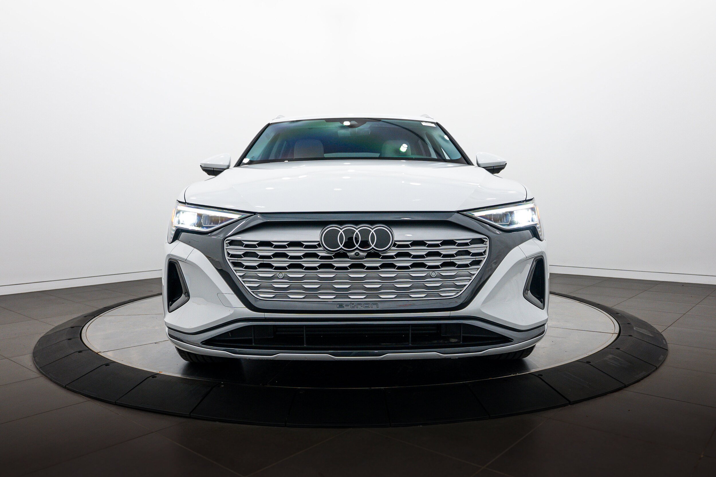 Certified 2024 Audi Q8 e-tron Premium Plus w/ Premium Plus Package AWD/4WD image 23