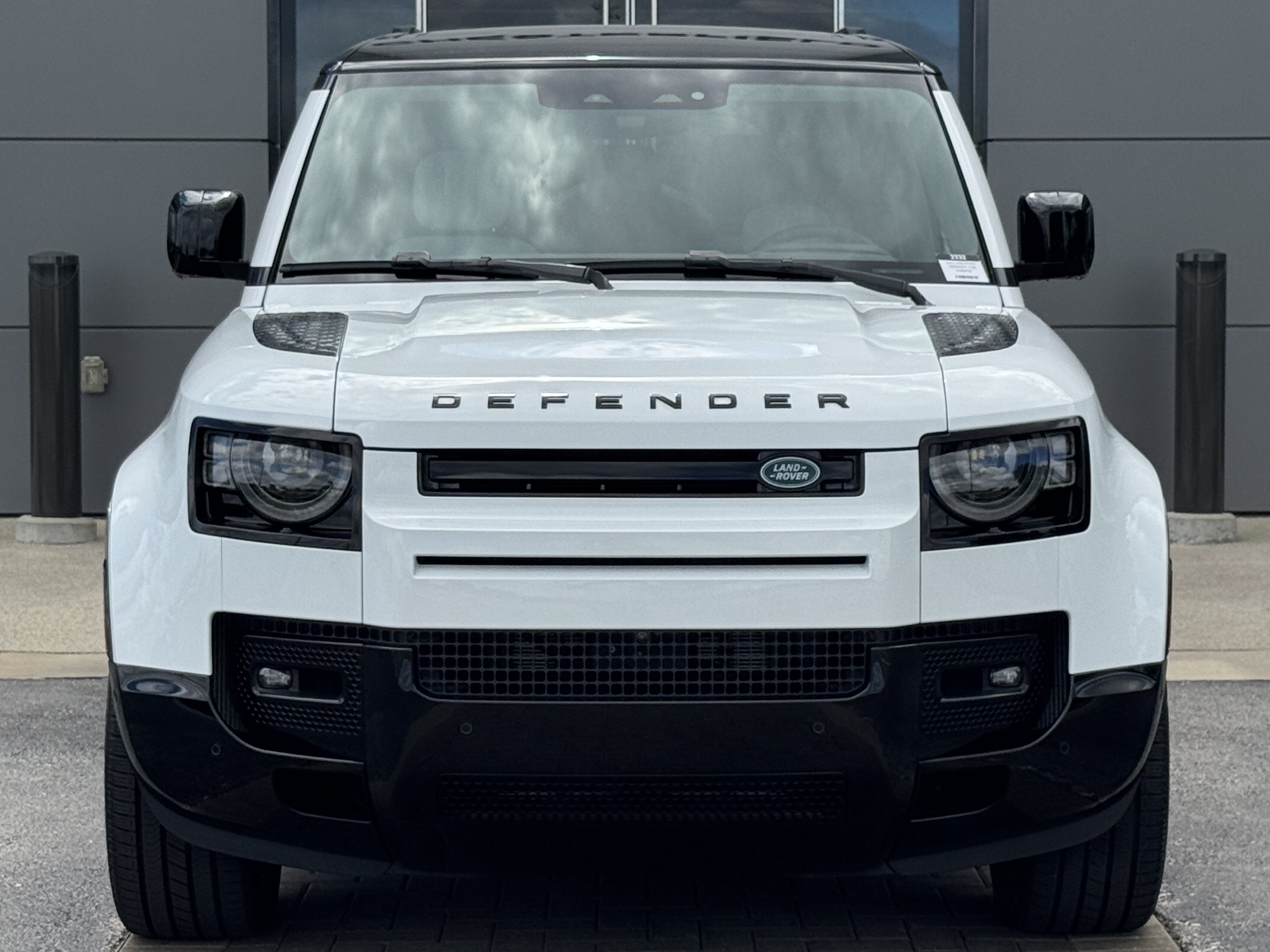 Used 2025 Land Rover Defender 130 V8 AWD/4WD image 8