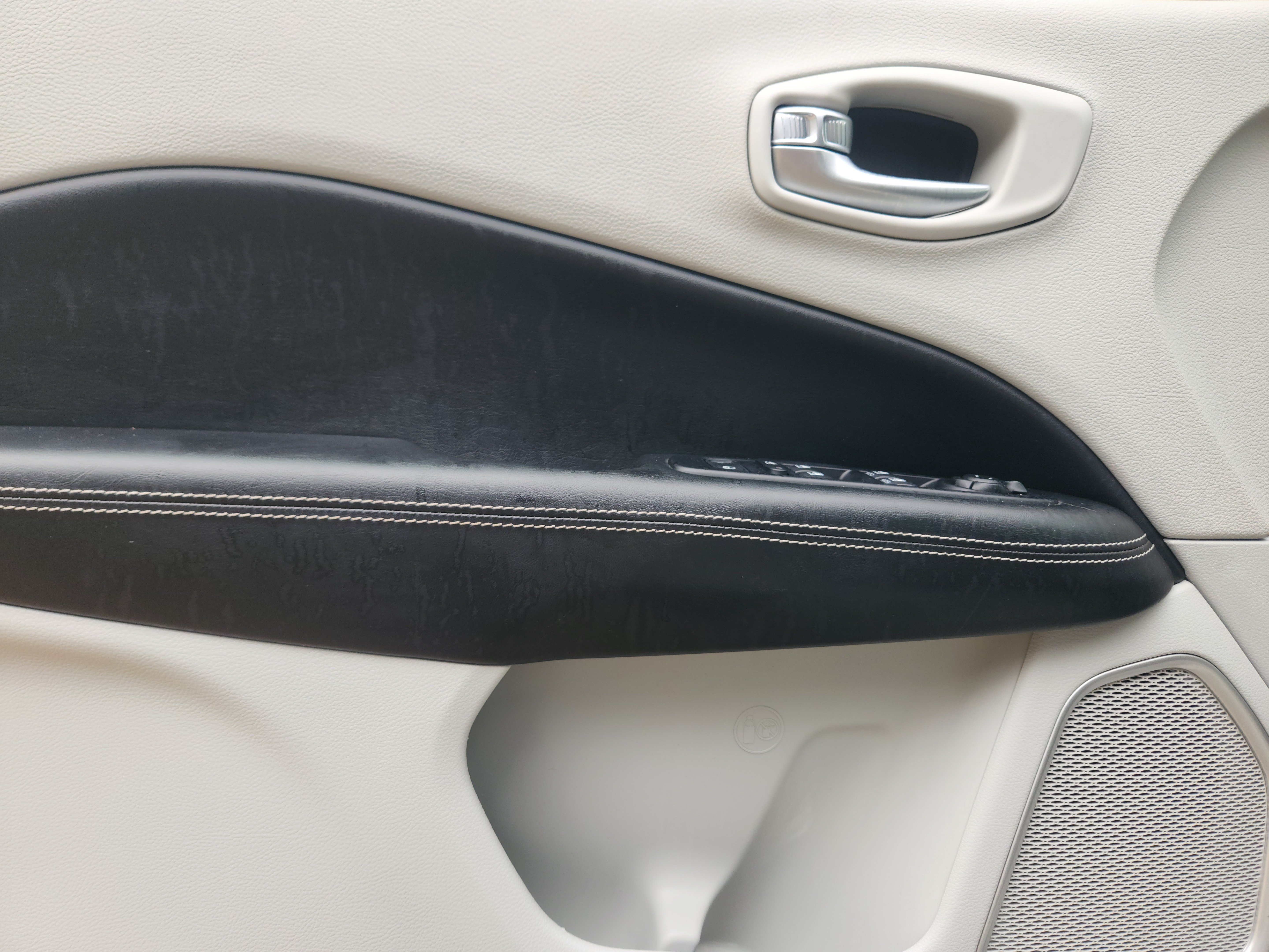 Used 2019 Jeep Compass Latitude FWD image 17