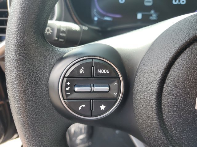 Used 2025 Kia Soul LX w/ LX Technology Package FWD image 16