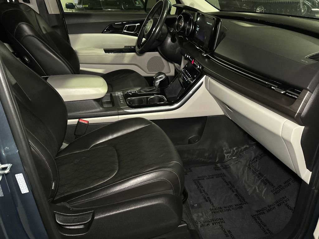 Used 2024 Kia Carnival EX FWD image 10