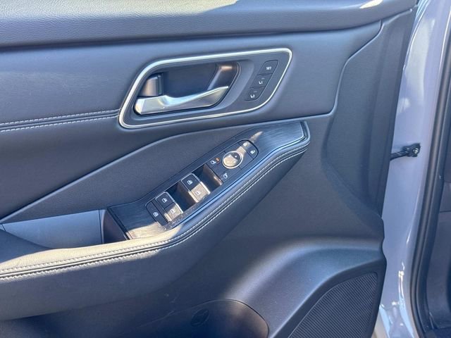 Used 2025 Nissan Rogue Platinum w/ Tech Package image 23