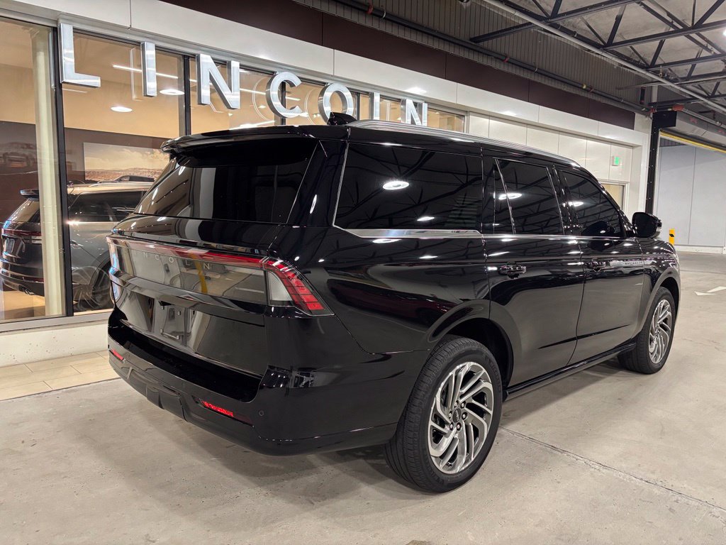 Used 2025 Lincoln Navigator Reserve AWD/4WD image 4