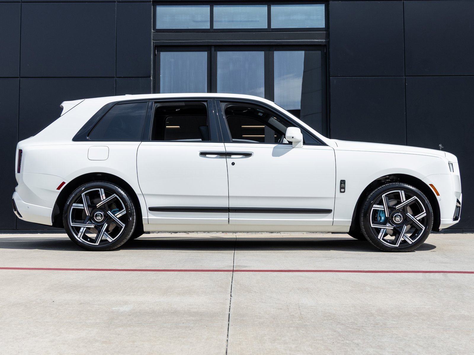 New 2026 Rolls-Royce Cullinan Black Badge image 12