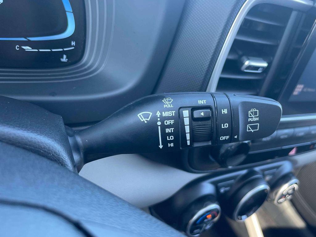 Used 2023 Hyundai Venue SEL image 24