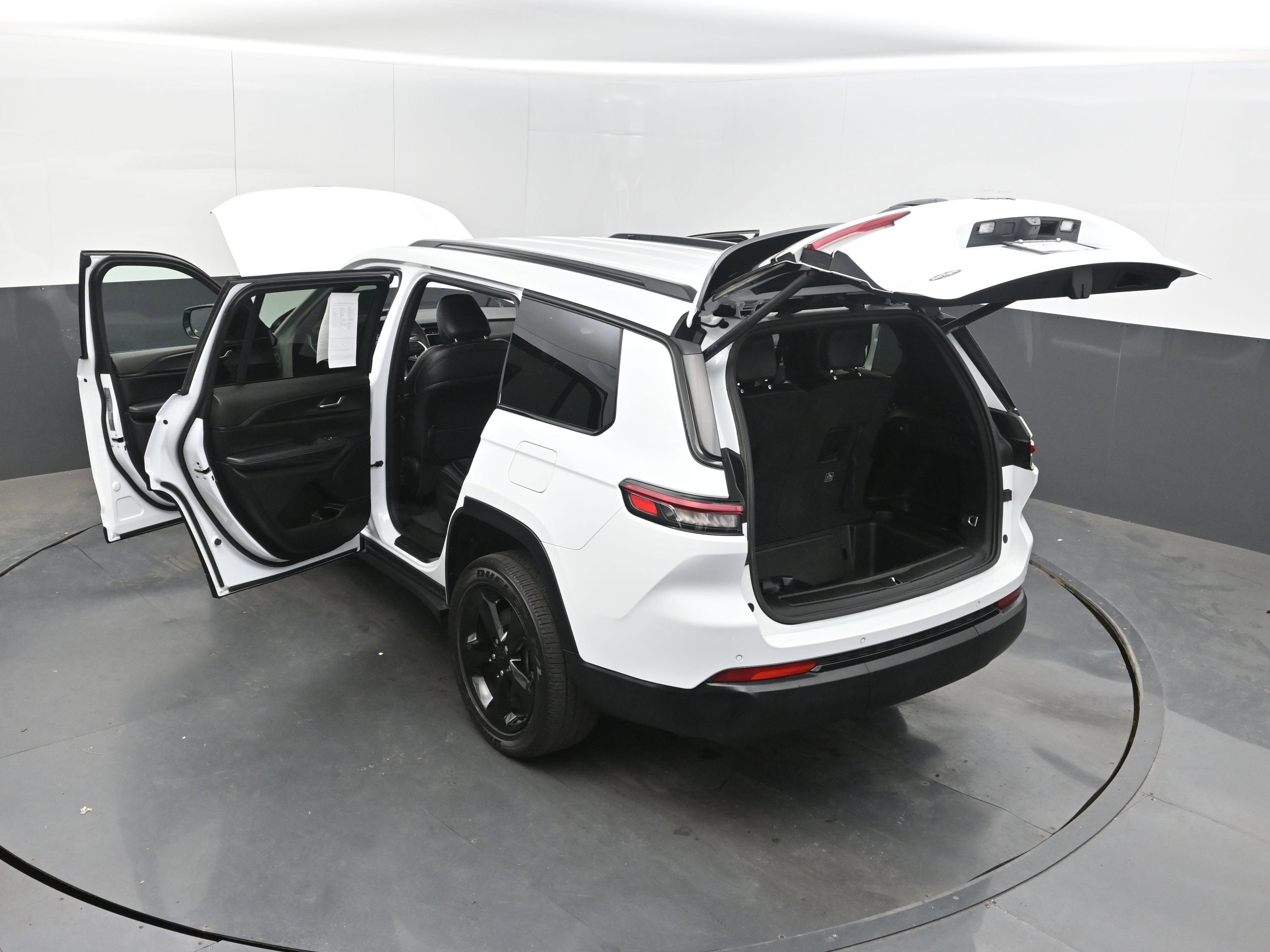 Used 2024 Jeep Grand Cherokee L Laredo image 39