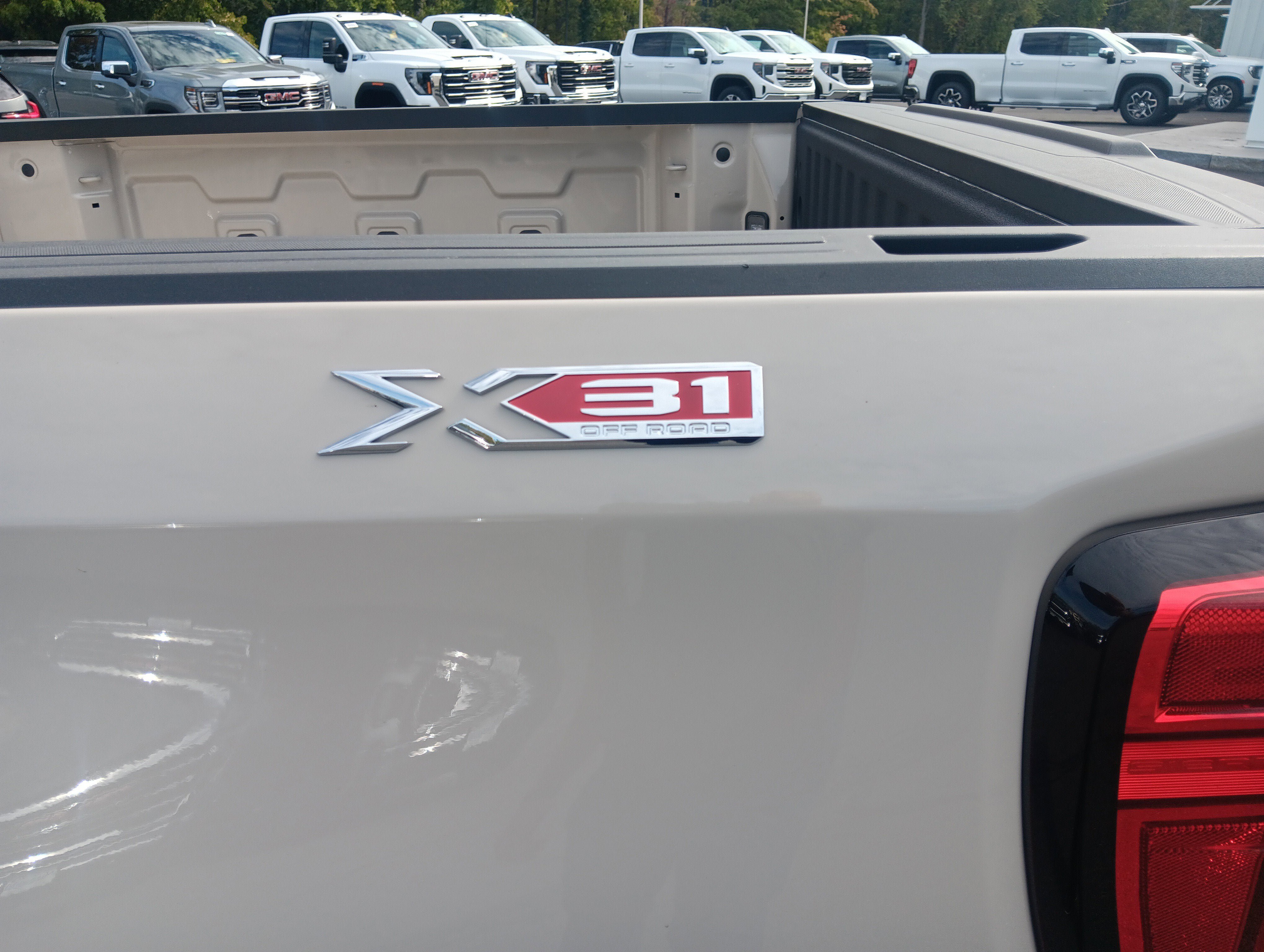 New 2026 GMC Sierra 1500 SLE w/ X31 Off-Road Package AWD/4WD image 4