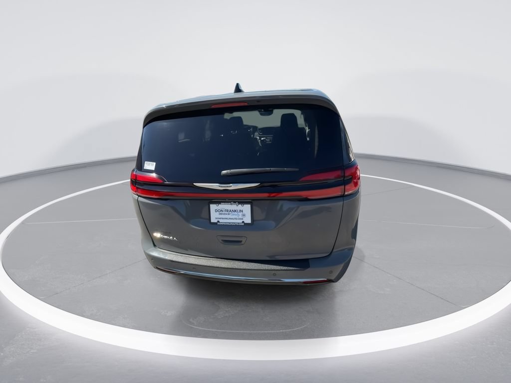 Used 2023 Chrysler Pacifica Touring-L FWD image 7